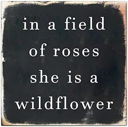 בשדה של ורדים היא היא שלט עץ פרחי בר לוחית ציטוט מצחיק שלט עץ משפעי מוטיבציה קיר תליה שלט מוטו שלט עץ למרפסת כניסה לסלון חדר שינה 16 x